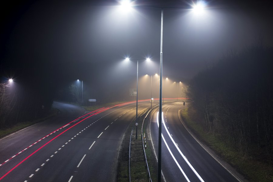 Straatverlichting langs een weg bij nacht