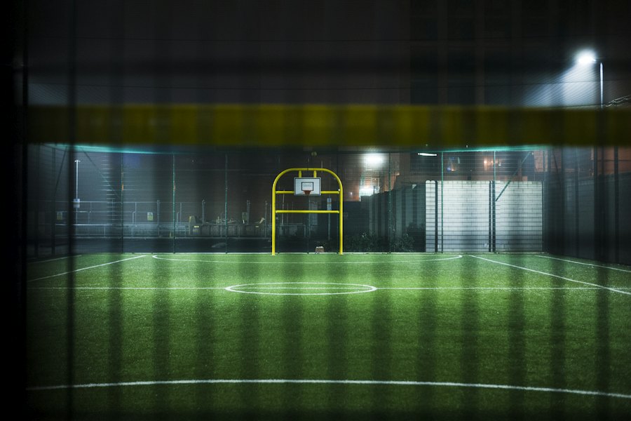 Floodlights verlichten een sportveldje in de avond