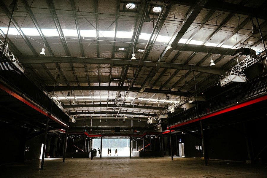 Industriehal met verlichting aan het plafond
