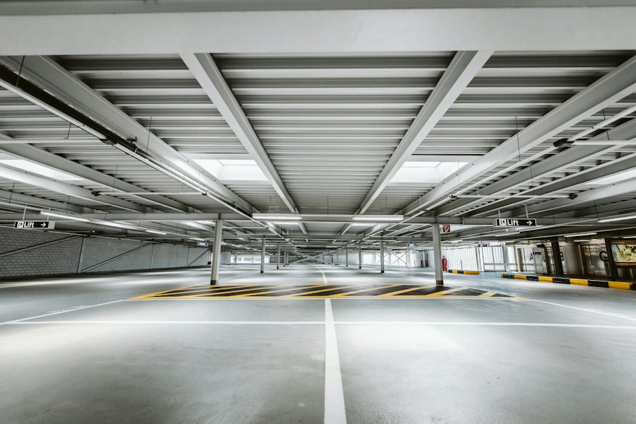 Parkeergarage met lange TL-armaturen aan het plafond