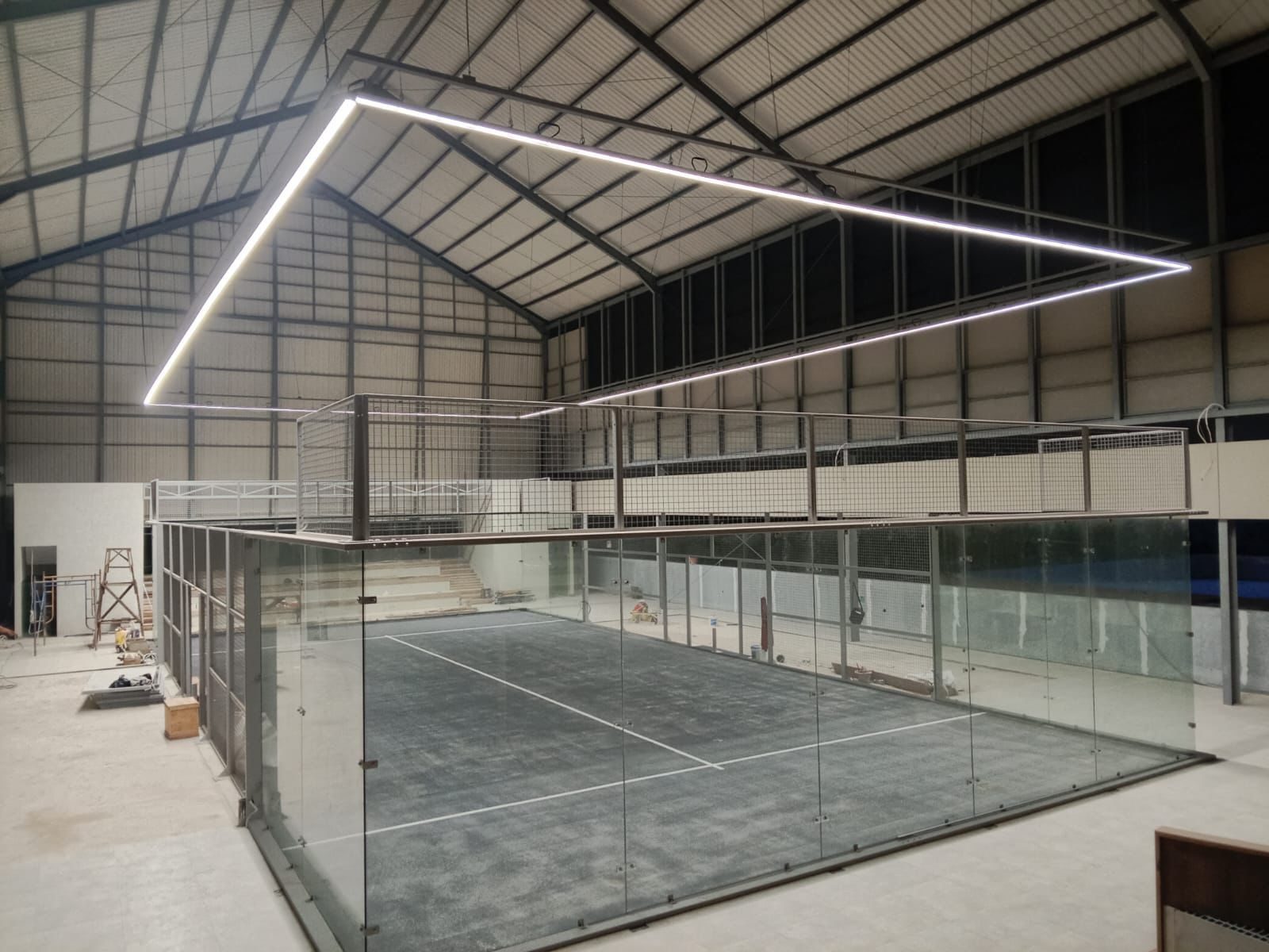 Padelbanen verlicht met lineaire LED-lijnverlichting (1)