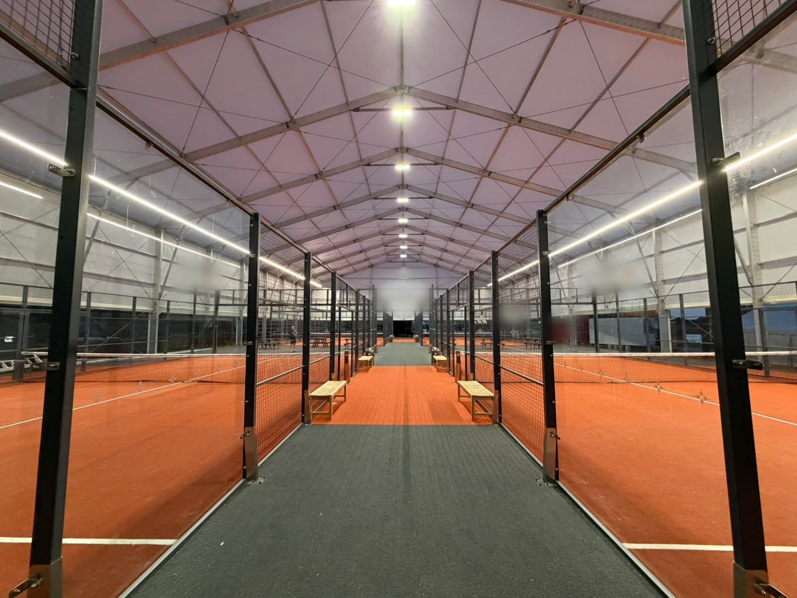 Padelbanen verlicht met lineaire LED-lijnverlichting (4)